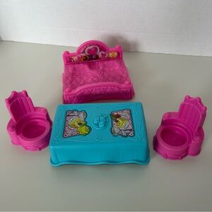 2/$40🍓 Fisher-Price Little People Disney Princess Lot Bed, Table & Chairs